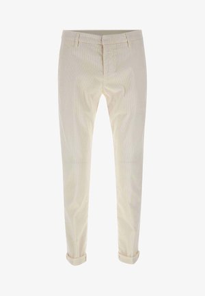 Pantalon beige en velours côtelé, coupe slim, avec passants de ceinture, fermeture éclair avant, et revers retroussés aux chevilles.