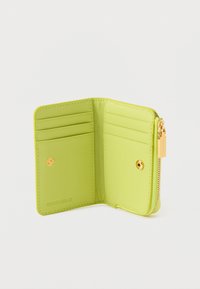 Vihreä nahkalompakko, jossa kullanväriset metalliosat, useita korttipaikkoja ja vetoketjusuljin. Sileä pinta, minimalistinen muotoilu.