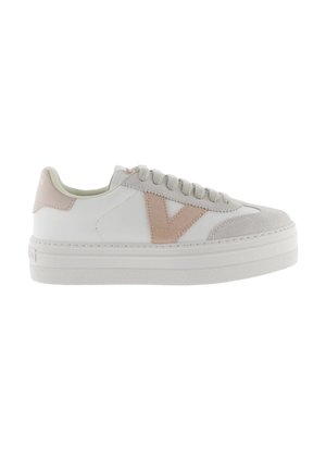 Zapatilla baja blanca y beige con cordones delanteros, detalles en ante y una suela gruesa de goma, vista de lado.