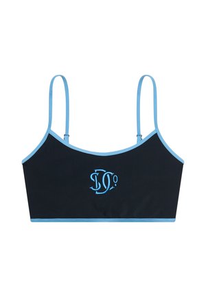 Zwarte crop top met lichtblauwe rand en dunne verstelbare bandjes, met een klein blauw geborduurd logo centraal aan de voorkant.
