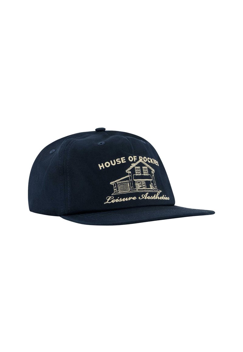 Cappellino blu navy con visiera piatta, caratterizzato da testo ricamato "HOUSE OF ROCKIES" e una grafica di una casa in beige. Realizzato in tessuto resistente.