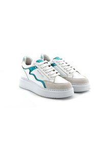 Zapatillas blancas con suela tipo plataforma, diseño elegante, acentos en turquesa y una combinación de materiales de cuero y gamuza.
