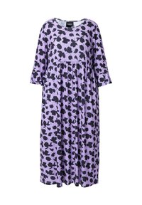 Vestido púrpura con estampado floral negro, escote redondeado, mangas tres cuartos y corte relajado. Tejido suave con una textura fluida.