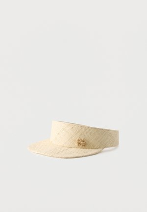 Visière en paille tissée beige avec une visière courbée et un petit emblème décoratif sur le côté avant gauche.