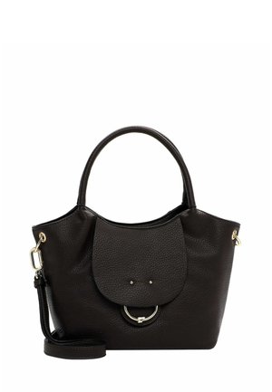 Schwarze Lederhandtasche mit einer genarbten Textur, kreisförmigen metallischen Akzent, abnehmbarem Schulterriemen und einem Überschlagverschluss.