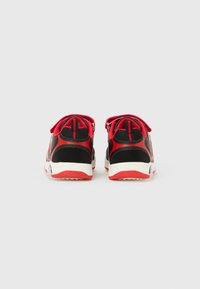 Chaussures de sport rouges et noires avec des panneaux en mesh, des colliers rembourrés et des semelles en caoutchouc contrastées. Dotées d'un design à lacets et d'une surface texturée.