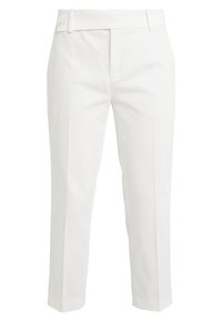 Białe dopasowane spodnie z prostymi nogawkami. Zawierają zapięcie na guzik, szlufki na pasek oraz gładką fakturę. Bez widocznych detali kieszeni.