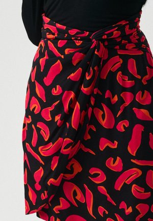 Czarna spódnica o kroju wrap z abstrakcyjnym wzorem czerwonych i pomarańczowych kształtów. Wykonana z miękkiego, elastycznego materiału z wiązaniem w talii.