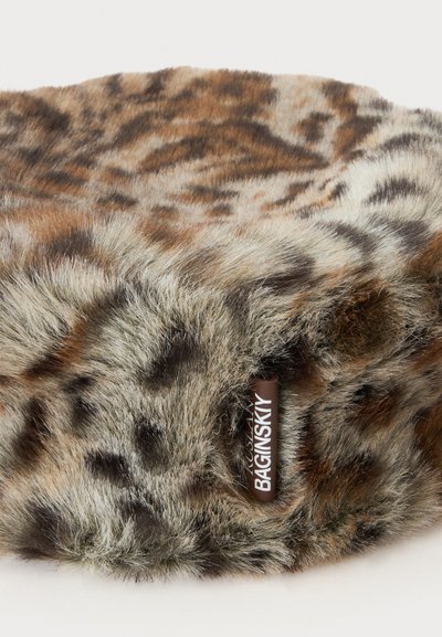 Chapeau en fausse fourrure douce avec un motif imprimé animal marron, noir et gris et une petite étiquette marron portant l'inscription "BAGINSKY".