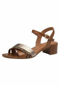 Brun lædersandal med metallic sølv- og leopardmønstret aksentstropper, åben tå-design og en blokhæl. Justerbar ankelrem inkluderet.