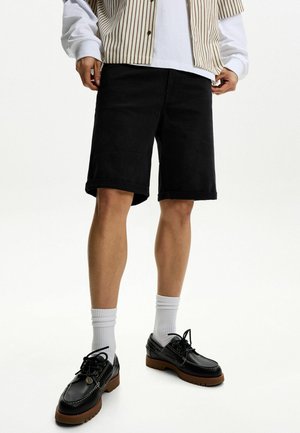 WITH TURN-UP HEMS - BERMUDA - Kratke hlače od trapera - black