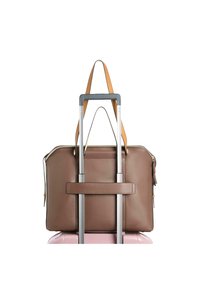 Bruine leren reistassen met een gestructureerde vorm, een gladde textuur en tan accenten, bevestigd aan een bagagehandvat. Ritssluiting zichtbaar.