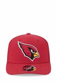 Rote Snapback-Cap mit einem erhabenen, gestickten Arizona Cardinals-Logo in Schwarz, Weiß und Gelb. Besitzt einen flachen Schirm und eine strukturierte Stoffoberfläche.