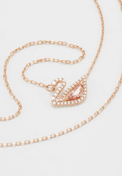 Collier en or rose avec un pendentif en forme de cygne orné de strass clairs et roses, sur une chaîne délicate en maillons.