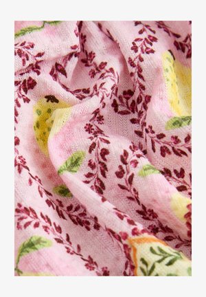 Rosa Stoff mit floralem Muster in Weinrot und Grün, der eine weiche Textur und einen leichten Fall hat. Das Design beinhaltet Akzente in Gelb.