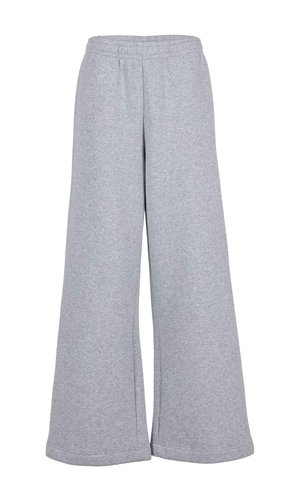 Jasnoszare spodnie typu wide-leg wykonane z miękkiego materiału, z elastycznym pasem i luźnym krojem, o prostym i czystym designie.