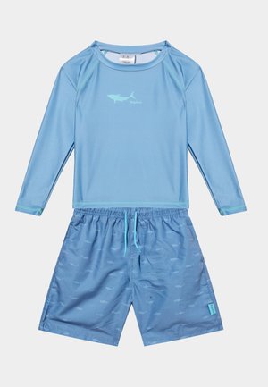 Světle modrý rash guard s dlouhým rukávem s grafikou žraloka, doplněný o odpovídající plavkové šortky s jemnými žraločími vzory a stahovacím pásem.