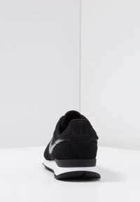 Nike Sportswear INTERNATIONALIST - Športni copati - black/dark grey