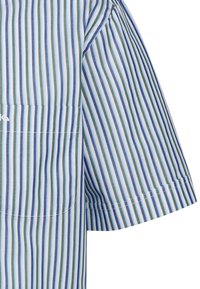 Camicia a maniche corte con strisce verticali nei toni di blu, verde e bianco. Presenta una tasca a sinistra e una cucitura ordinata lungo l'orlo.