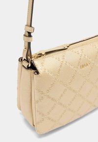 Borsa a spalla in finta pelle dorata con motivo a logo in rilievo, lunga tracolla regolabile, chiusura con zip e superficie liscia. Le dimensioni e lo stile possono variare.