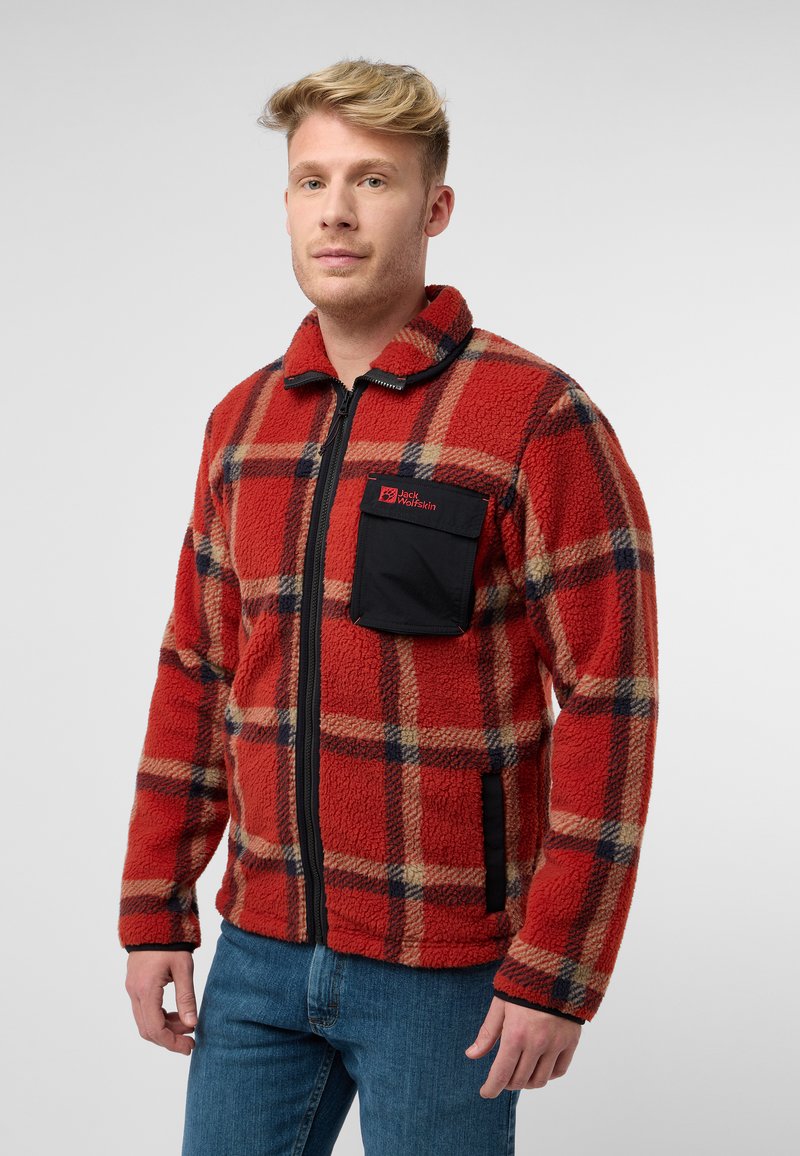Rood en zwart geruite fleecejack met zwarte zak, voorrits en kraag. Zachte textuur, casual ontwerp en opvallend merklogo.