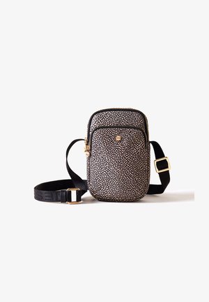 Borsa a tracolla nera compatta con un motivo testurizzato, hardware dorato, scomparti con zip e tracolla regolabile.