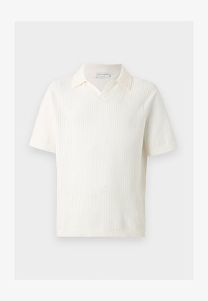 Trumpomis rankovėmis balti megzti polo marškiniai su ribine tekstūra ir atviru V formos apykakle, išdėstyti plokščiai ant šviesios fono.