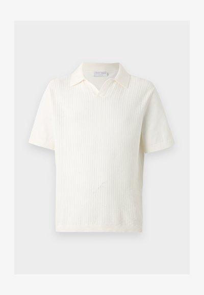 Λευκό πλεκτό πόλο με κοντό μανίκι, ριμπ υφή και ανοιχτό V-λαιμόκοψη, εμφανίζεται επίπεδο σε ανοιχτό φόντο.