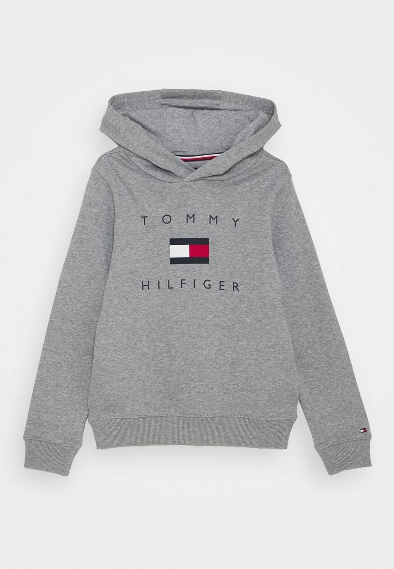 Sudadera gris con el texto "TOMMY HILFIGER" y un pequeño diseño de bandera en rojo, blanco y azul centrado en la parte delantera.