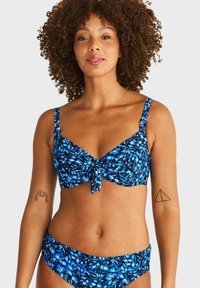 Blåblommig bikiniuppsättning med en knuten braletteöverdels som har justerbara remmar och en matchande botten, tillverkad av mjukt tyg.