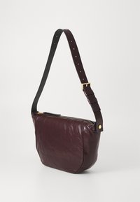 Borsa a spalla in pelle bordeaux con una texture liscia, hardware dorato e una tracolla regolabile in marrone scuro. Chiusura superiore con zip.