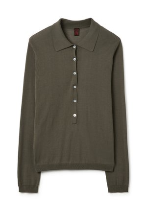 Polo à manches longues en vert olive, fabriqué en tissu tricot léger, avec un col classique et six boutons blancs.