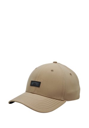 Gorra de béisbol beige hecha de un tejido suave. Presenta un ala curvada y un parche de logo de cuero negro. Diseño de seis paneles con detalles de costura.