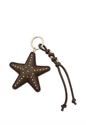 Portachiavi in pelle marrone scuro a forma di stella con borchie dorate, un anello dorato e un cinturino in pelle annodato con dettagli dorati.