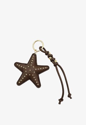 Portachiavi in pelle marrone scuro a forma di stella con borchie dorate, un anello dorato e un cinturino in pelle annodato con dettagli dorati.