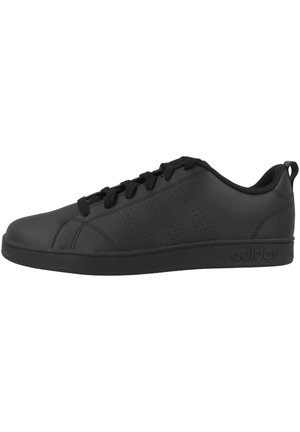Sneaker bassa in pelle nera con pannelli laterali texturizzati, punta rotonda e suola piatta in gomma. Presenta lacci neri e un logo sul tallone.