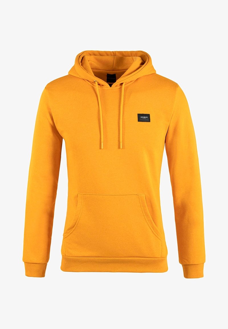 Sweat à capuche orange vif avec poche kangourou à l'avant, cordons réglables, poignets côtelés, et une petite écusson logo rectangulaire noir sur la poitrine.