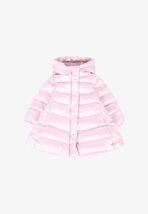 Gevoerde jas in lichtroze, glanzende stof. Heeft een hoge kraag en brede mouwen met horizontale quilt. Geen zichtbare hardware.