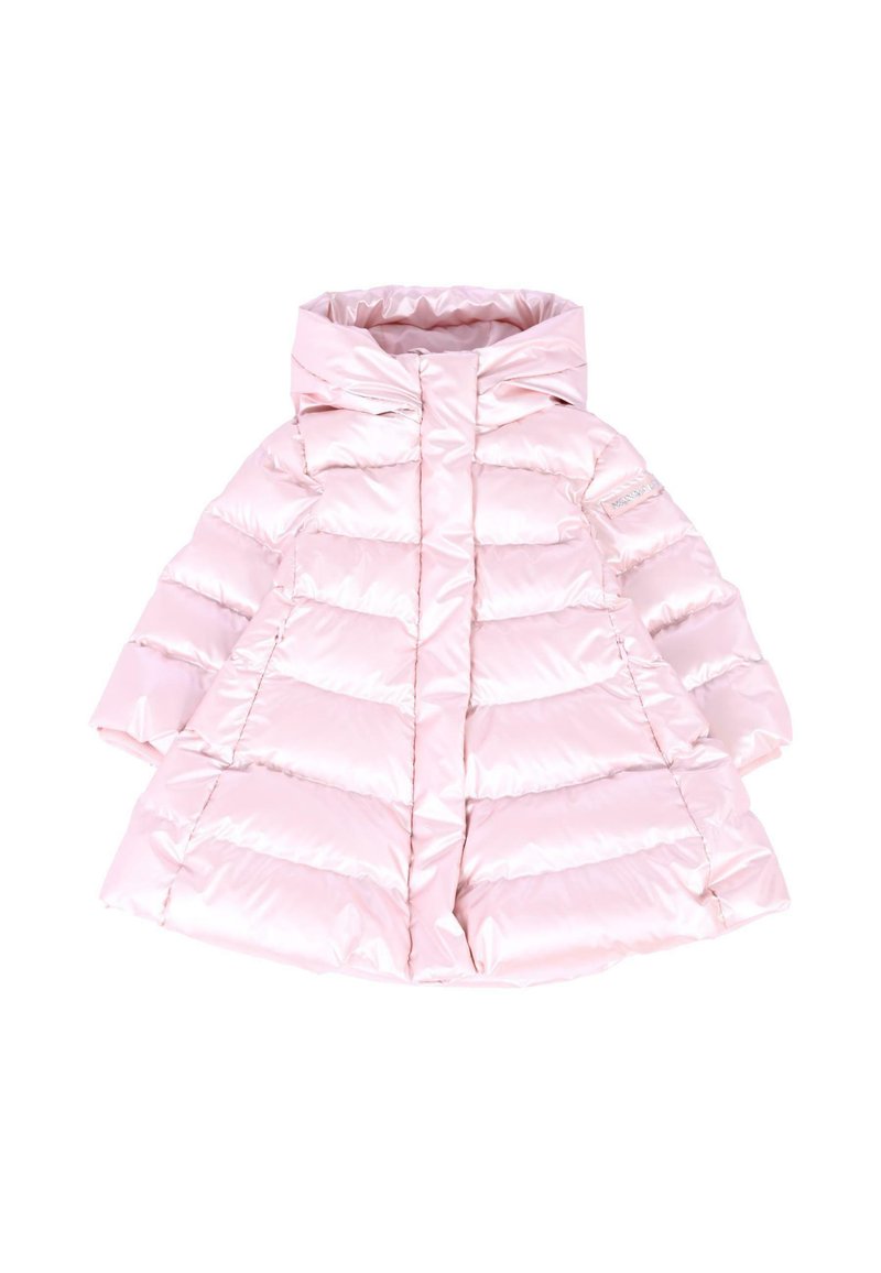 Giacca imbottita di colore rosa chiaro, in tessuto lucido. Presenta un colletto alto e maniche larghe con trapuntatura orizzontale. Nessun hardware visibile.