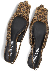 Leopardprint platte sandalen met een zwarte zool, vierkante neus en slingback ontwerp. Beschikt over zacht materiaal en een gevoerd enkelbandje.