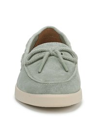 Grüne Wildlederschuhe mit runder Zehenpartie, dekorativen Schnürsenkeln und einer gummierten, hellen Sohle. Texturiertes Obermaterial und Nähdetails.