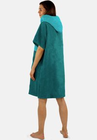 Türkiser Kapuzenhandtuch-Poncho aus weichem, strukturiertem Material, mit kurzen Ärmeln und lässigem Schnitt. Mit einer kontrastierenden hellblauen Kapuze.