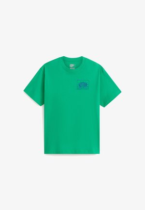 Zelené bavlněné tričko s krátkými rukávy. Na levé straně hrudi je modrý grafický motiv. Klasický kulatý výstřih, hladká textura.