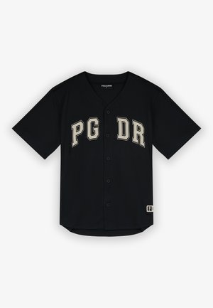 Sort knap-jersey med v-hals og korte ærmer. Har cremefarvede bogstaver "PG DR" på brystet samt et logomærke i bunden.