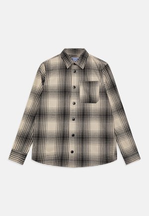 Beige og sort ternet skjorte med lange ærmer, knapper, krave og brystlomme, lagt fladt på hvid baggrund.