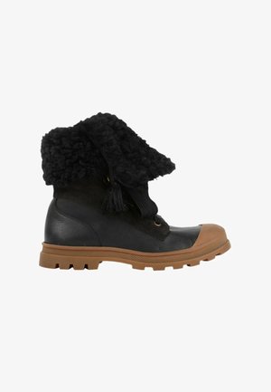 Botte d'hiver en cuir noir avec semelle et bout en caoutchouc marron, avec manchette en fourrure noire et lacets noirs.
