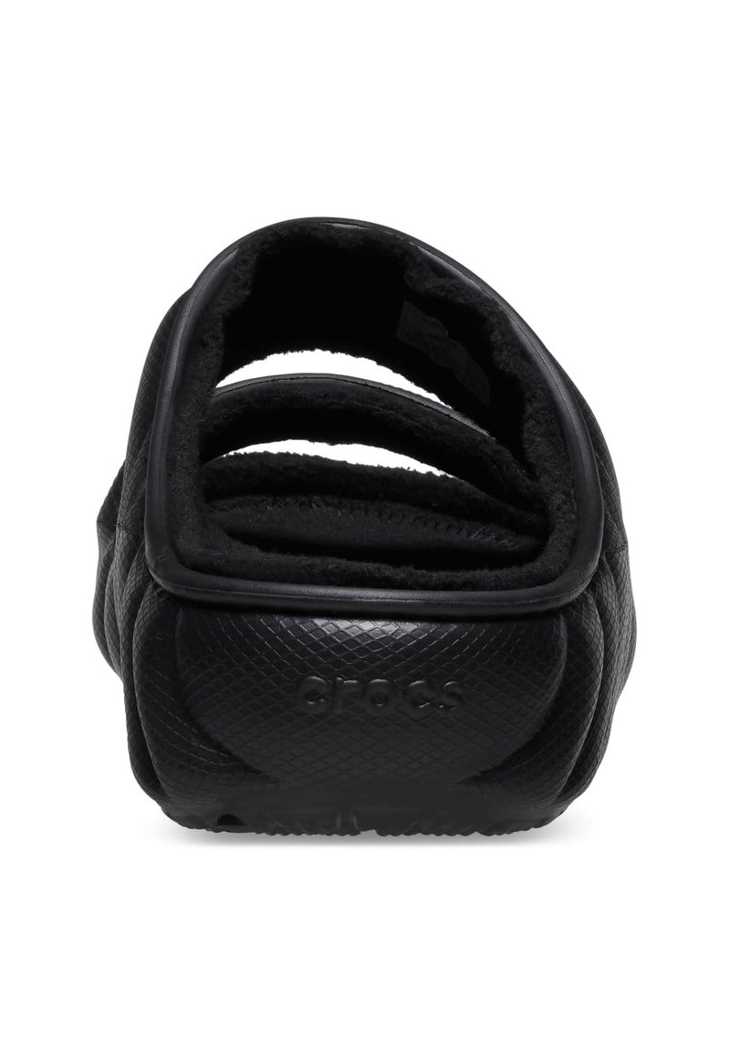 Zwarte Crocs-slippers met een gestructureerde buitenkant, een zachte binnenvoering, een open ontwerp en een rubberen zool met het merklogo.