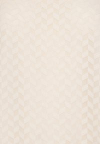 Tissu texturé de couleur blanc cassé présentant un motif en chevrons répétitif avec des variations subtiles de teinte et une apparence douce et tissée.