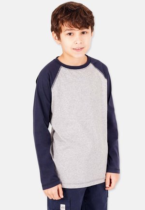 Graues Langarm-T-Shirt mit marineblauen Raglanärmeln und rundem Ausschnitt. Glatte Textur, lässiges Design und sichtbare Nähedetails.