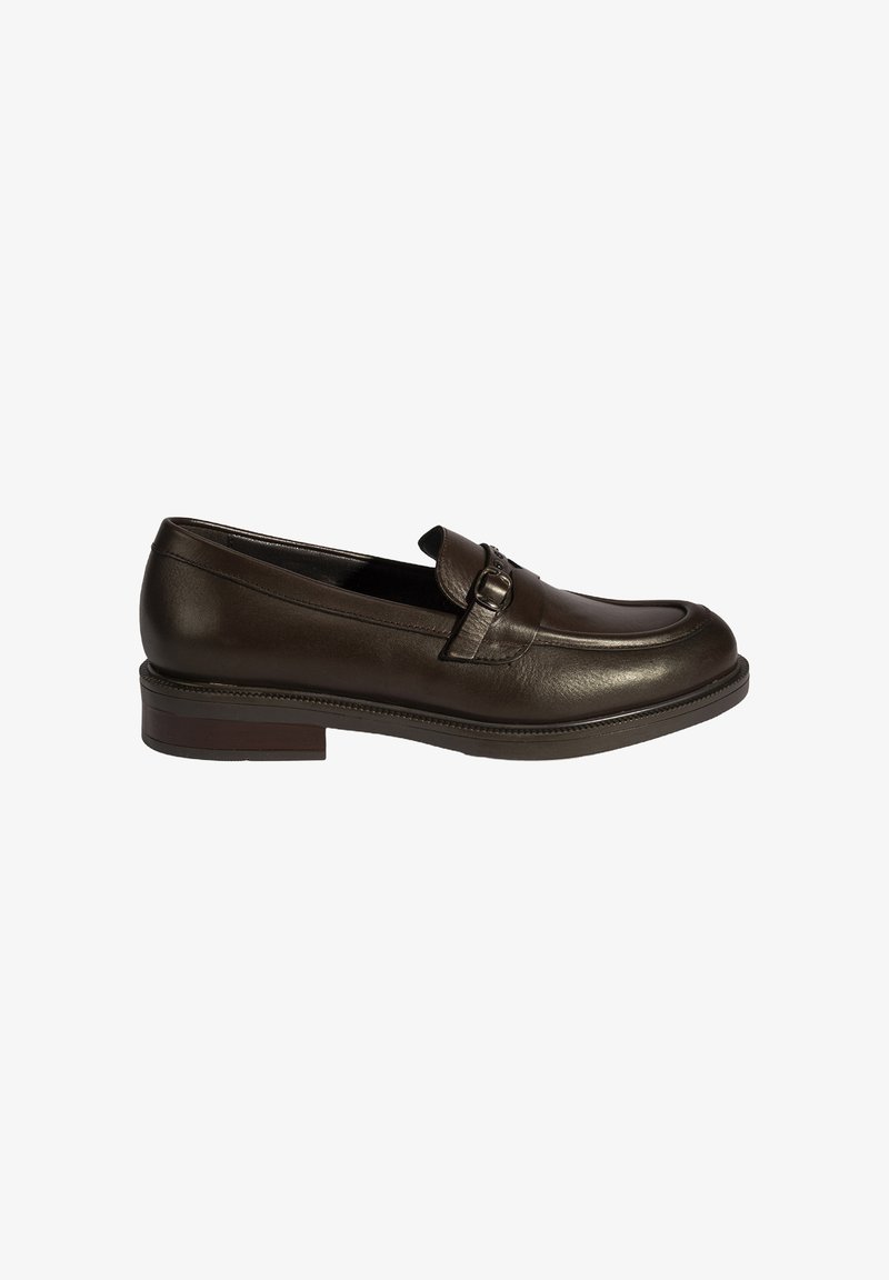 Bruine leren loafers met een gladde afwerking, ronde neus, decoratieve band en lage hak voor ondersteuning. Klassiek ontwerp dat geschikt is voor formele kleding.